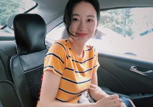 许潇晗条纹上衣甜美生活照图片_5