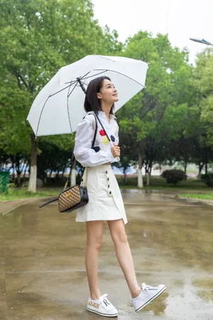 李沁雨中漫步街拍照图片_1