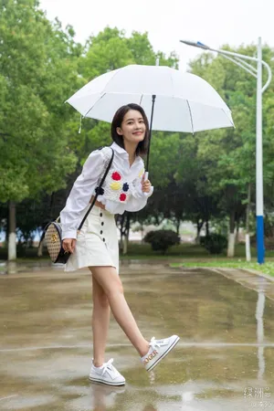 李沁雨中漫步街拍照图片_2