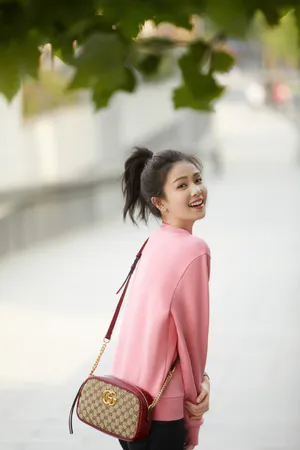 白鹿粉色甜美写真图片