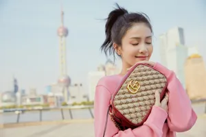 白鹿粉色甜美写真图片_1