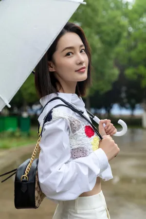 李沁夏日露腰衬衫写真图片