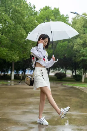 李沁夏日露腰衬衫写真图片