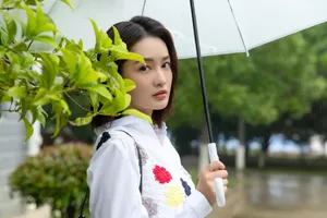 李沁夏日露腰衬衫写真图片_2