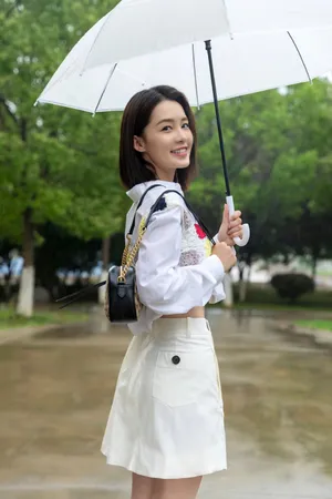 李沁夏日露腰衬衫写真图片_3