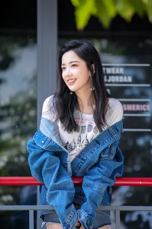 王艺瑾性感美腿写真图片_5