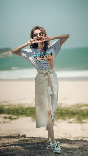 戚薇印花T恤海边写真图片