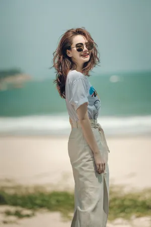 戚薇印花T恤海边写真图片_3