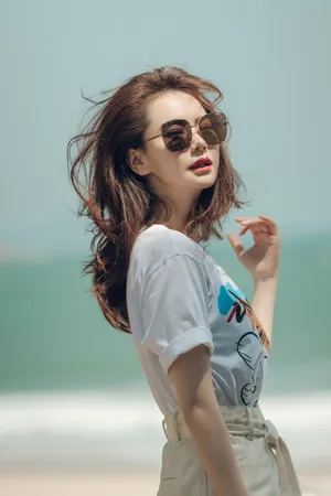 戚薇印花T恤海边写真图片_4