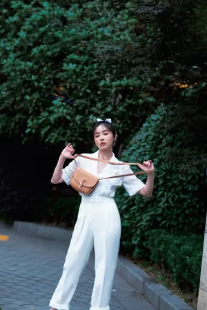 阚清子纯白套装优雅街拍图片_6