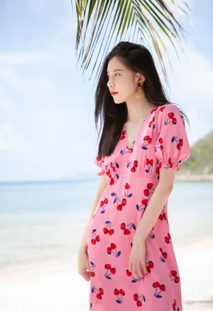 宋妍霏粉裙沙滩写真图片
