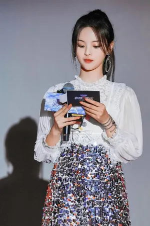 杨超越绿发高马尾元气造型图片。