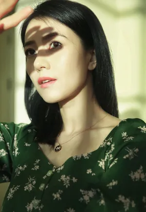 高圆圆绿碎花裙优雅性感图片