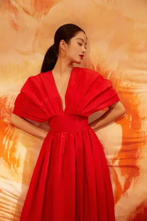 杨采钰性感露背写真图片