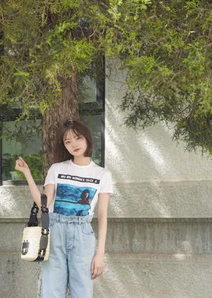任敏短袖甜美俏皮街拍图片