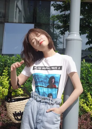 任敏短袖甜美俏皮街拍图片