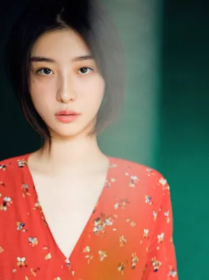 赵小棠红色碎花裙复古性感写真