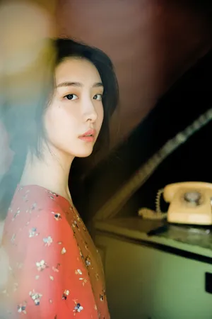赵小棠红色碎花裙复古性感写真_2