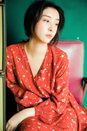 赵小棠红色碎花裙复古性感写真_5