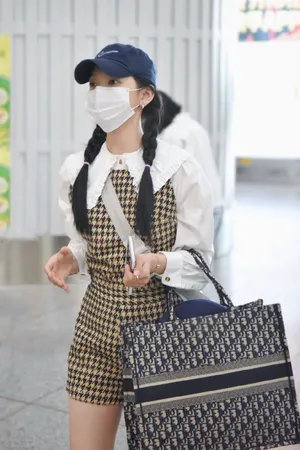 章若楠元气麻花辫机场照图片