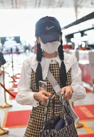 章若楠元气麻花辫机场照图片_2