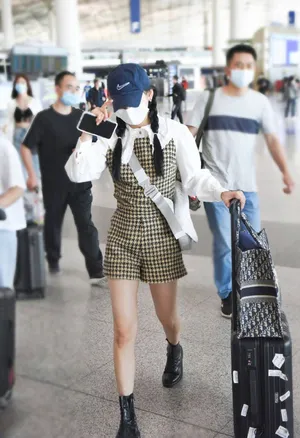 章若楠元气麻花辫机场照图片_5