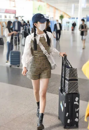 章若楠元气麻花辫机场照图片_6