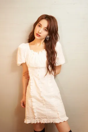 吴昕白裙优雅性感写真图片_3