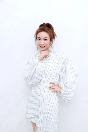 吴昕格纹裙性感写真图片
