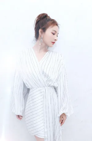 吴昕格纹裙性感写真图片