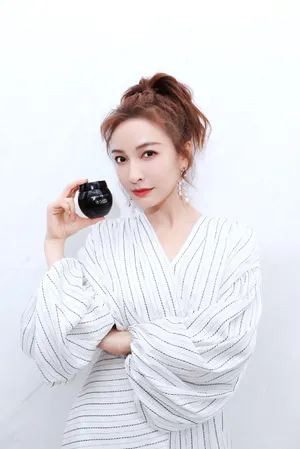 吴昕格纹裙性感写真图片_2