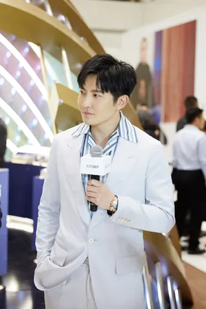 郭京飞SWATCH活动照图片
