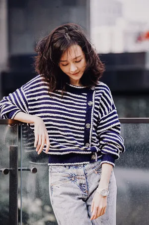 王鸥条纹毛衣休闲街拍图片