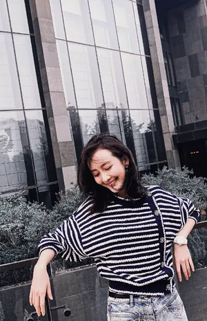 王鸥条纹毛衣休闲街拍图片_1