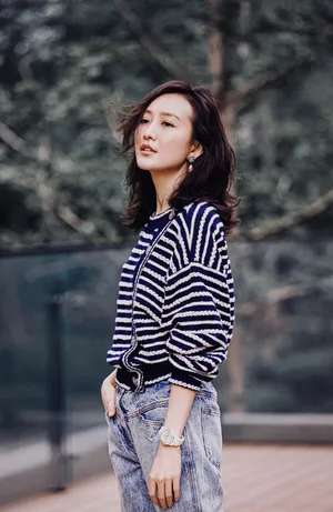 王鸥条纹毛衣休闲街拍图片_2