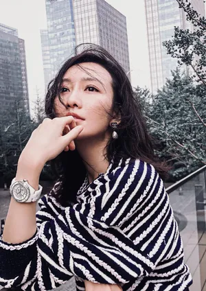 王鸥条纹毛衣休闲街拍图片_3