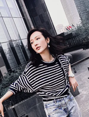 王鸥条纹毛衣休闲街拍图片_4