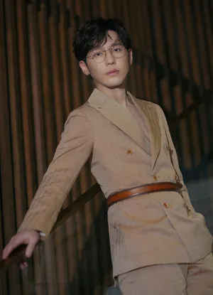 白宇金丝眼镜儒雅写真图片