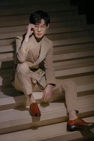 白宇金丝眼镜儒雅写真图片_2