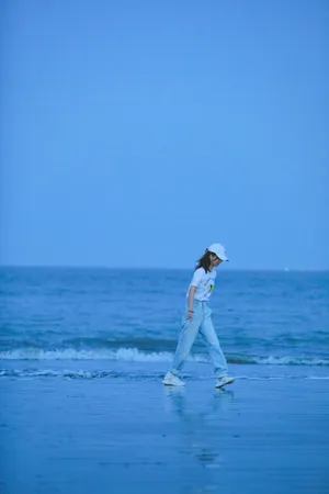 杨紫清新随性海边写真图片_2