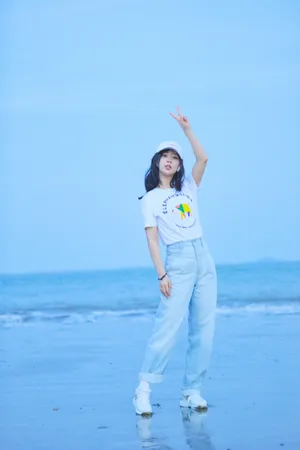 杨紫清新随性海边写真图片_3