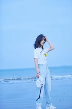 杨紫清新随性海边写真图片_7