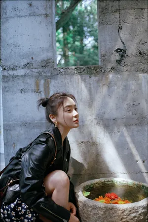 袁姗姗黑色皮衣酷美街拍图片_2