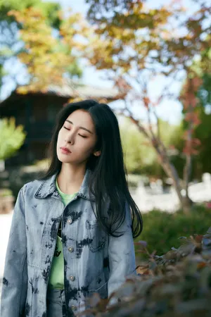 张碧晨牛仔套装清爽写真图片