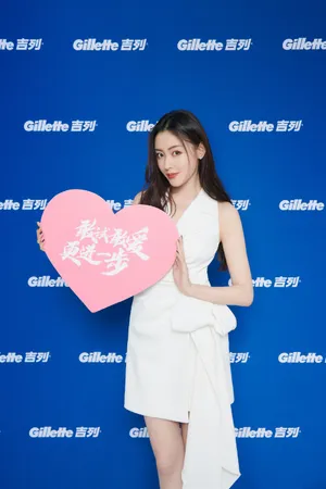 张天爱白裙性感活动写真图片_5