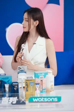 张天爱白裙性感活动写真图片_9