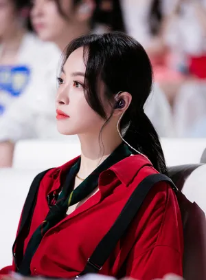 宋茜红黑套装性感优雅图片_7