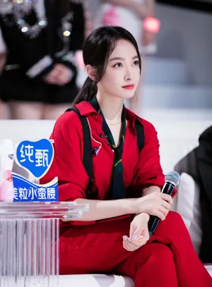 宋茜红黑套装性感优雅图片_10