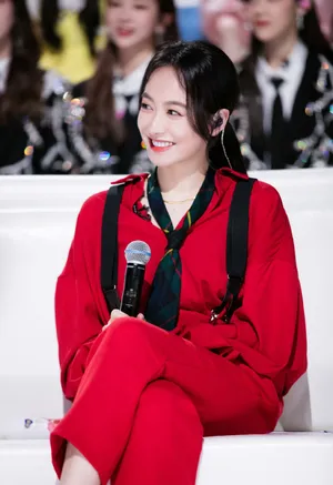 宋茜红黑套装性感优雅图片_12