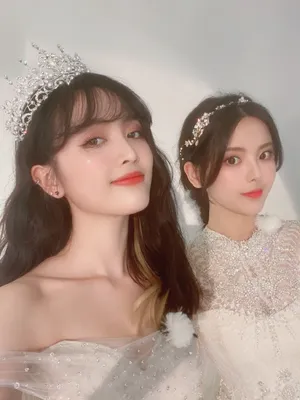 吴宣仪仙气婚纱裙后台自拍照图片